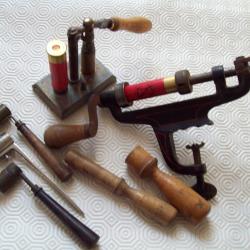 lot désamorceur / sertisseur / 3 dosettes / 1 bourroir buis / 1sertiseur a main buis  cal.16