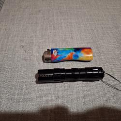 Petite lampe de poche à pile