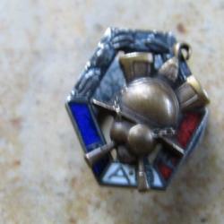 insigne assoc FAGF mutilé blessé Anciens Combattants WW1 FR Casque Adrian centre tourne boutonnière