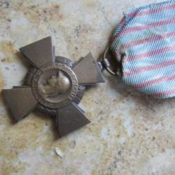 médaille croix combattant  ruban clair d'origine , intérieur identique à l'extérieur