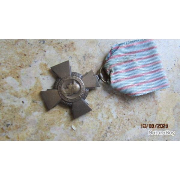 mdaille croix combattant  ruban clair d'origine , intrieur identique  l'extrieur