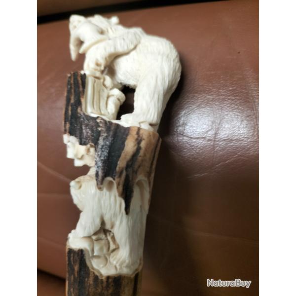 Sculpture statuette en bois de cerf chasseur ourse mangeant un saumon et son bb scrimshaw