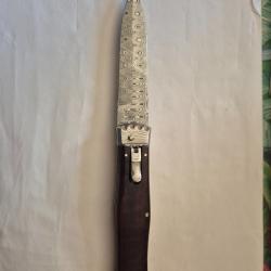 Un Mikov Predator avec lame damas