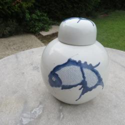 pot de gingembre vintage a décor peint de couleur bleu et blanc de poisson carpe koï - (XXé)