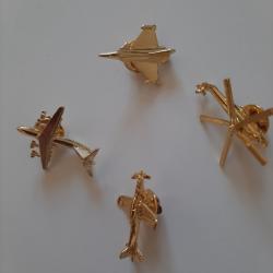 4 pins armée de l'air avions et hélicoptère en métal. Superbes. Armée française.