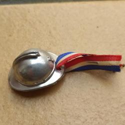 EPINGLE CASQUE DE POILU DECORATION ANCIENS  COMBATTANTS RUBAN BLEU BLANC ROUGE GUERRE 1914-1918