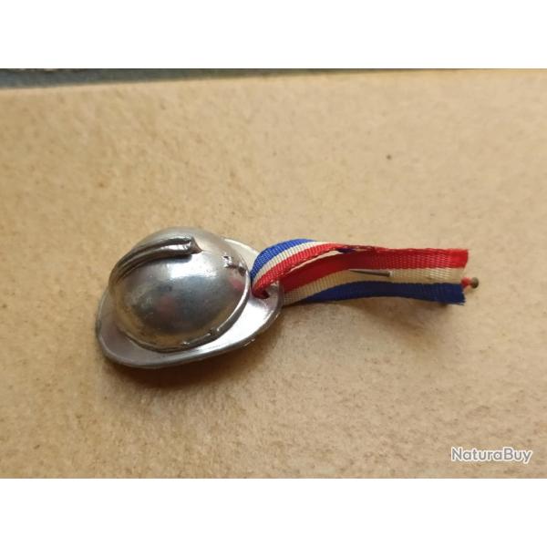 EPINGLE CASQUE DE POILU DECORATION ANCIENS  COMBATTANTS RUBAN BLEU BLANC ROUGE GUERRE 1914-1918