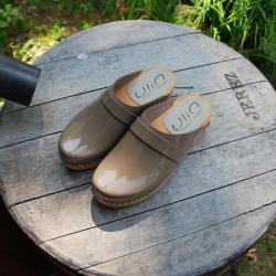 Sabot femme et homme suédois bois et cuir vernis vernis marron glacé