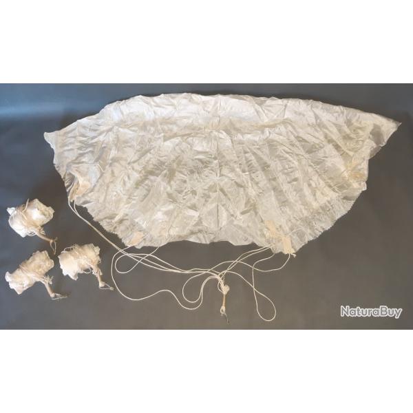 4 petits parachutes de fuse clairante, matire nylon (ou soie?), 8 brins, excellent tat. 82cm.