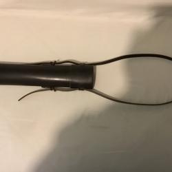 Étui porte lunette en cuir avec sangle.