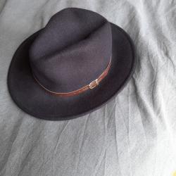 Chapeau en laine  taille 55