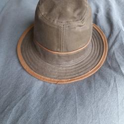 Chapeau huilé taille 55