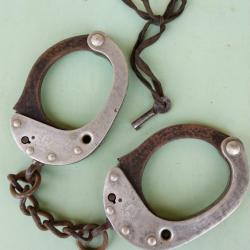 BRADEES - Véritables anciennes menottes double sécurité Gendarmerie Nationale en TBE dans leur "jus"