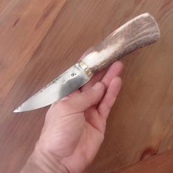 Couteau puukko forge en acier carbone XC75  manche en bois de cerf