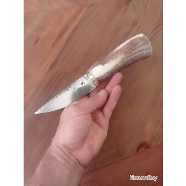 Couteau puukko forge en acier carbone XC75  manche en bois de cerf