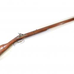 Fusil a poudre noire DIKAR Kentucky calibre 45 crosse travaillée sculptée porte amorces black powder