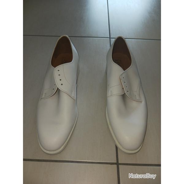 Chaussures militaires blanches de la marine franaise. Pointure 42. Neuves.