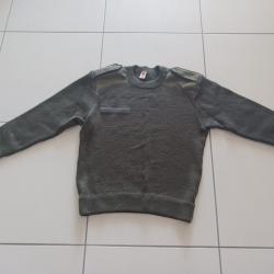 Pull militaire col rond avec épaulettes. Renforts aux épaules et aux coudes. Taille 104.
