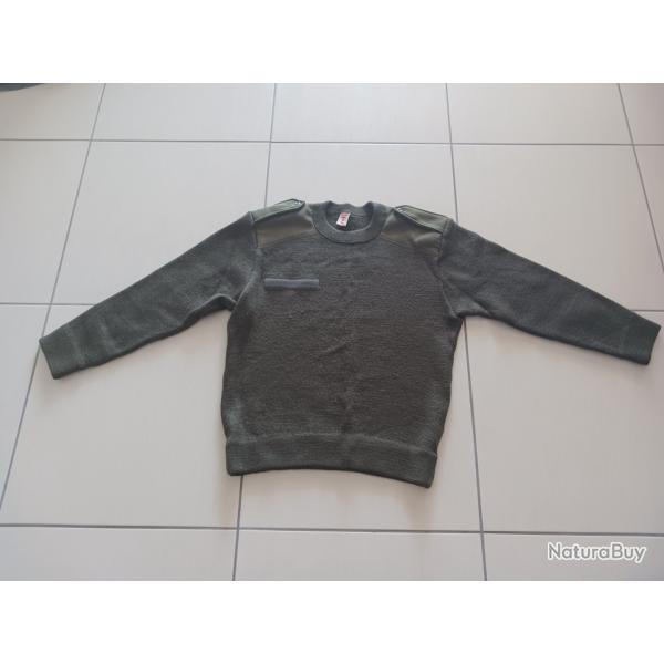 Pull militaire col rond avec paulettes. Renforts aux paules et aux coudes. Taille 104.