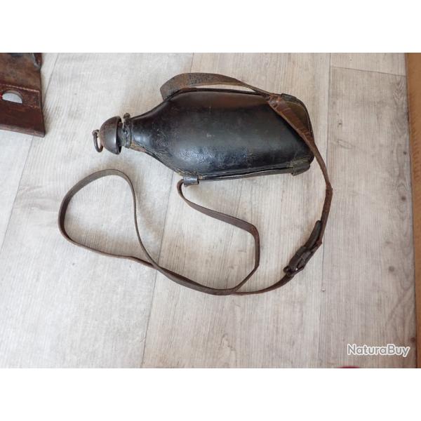 Gourde en verre et cuir. Arme suisse