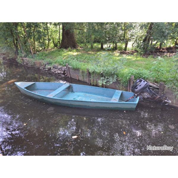 Bateau en rsine type chaland ( fond plat) longueur : 5 m largeur 1.1m avec moteur 2t 9.9 mercury