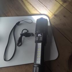 Lampe de poche LED rechargeable, zoom télescopique et voyant d'alimentation, cinq modes d'éclairage