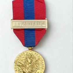 (18.005) Médaille de la Défense Nationale - Echelon Bronze - Agrafe Infanterie