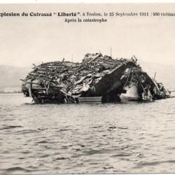 CPA - Marine Militaire -L'explosion du cuirassé liberté a - TOULON - Le 25 sept - N°3194
