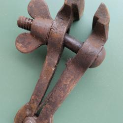 BRADE - 1 Ancien étau d'armurier mors de 35mm en TBE de fonctionnement à nettoyer