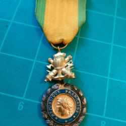 MÉDAILLE MILITAIRE, 4 ème REPUBLIQUE FRANCE variante fabricant