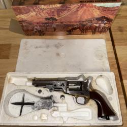 REVOLVER POUDRE NOIRE PIETTA YANK SHERIFF OLD MODEL CALIBRE 36  CODE AP =1986 EN BOITE