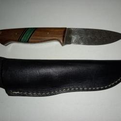 Couteau à dépecer en Damas neuf avec incrustation sur manche