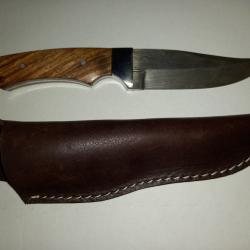 Couteau à dépecer en Damas neuf  manche bois étui ciur marron