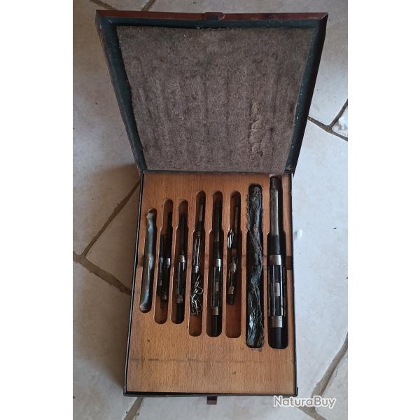 boite de 9 tarauds ou extracteur pour poids lourd arme franaise
