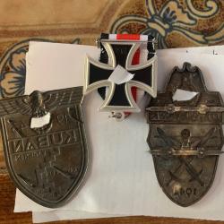 Lot de 3 insignes Croix de fer 2eme classe, 2 plaques de bras (kuban et demjansk)