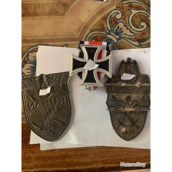 Lot de 3 insignes Croix de fer 2eme classe, 2 plaques de bras (kuban et demjansk)