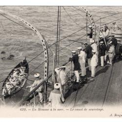 CPA - Marine Militaire - UN HOMME A LA MER CANOT DE SAUVETAGE MARINE N&deg;3209