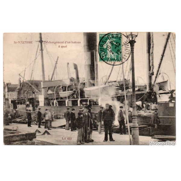 CPA - Marine ST- NAZAIRE  Dchargement  d'un bateau a quai N3157