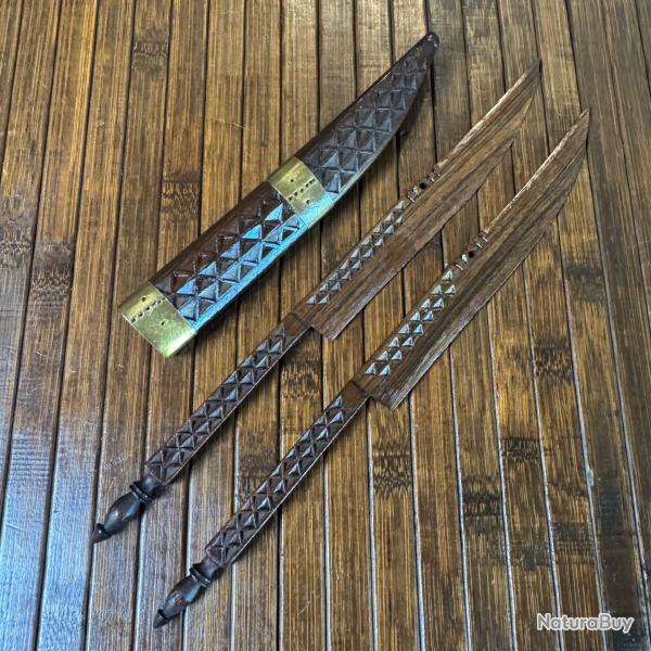 PAIRE DE PETITS COUTEAUX EN BOIS DE CDRE SCULPT ORIENTALE KABYLE