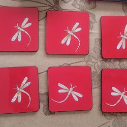 ENSEMBLE DE 6 DESSOUS DE VERRES EN LAQUE ROUGE AVEC LIBELLULE
