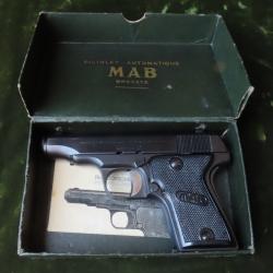 Pistolet MAB "C" calibre 7,65 dans sa boite