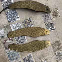 Lot de trois jugulaire pour ancien casque en laiton  de pompier ou autre