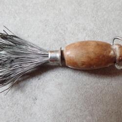 Ancienne petite brosse de nettoyage ancienne. Poils métalliques
