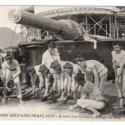 CPA - MARINE DU GUERRE FRANÇAISE - A bord d'un Cuirasse Lavage du Pont  - N°3243