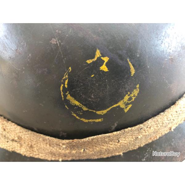 WW2 CASQUE "PLAT A BARBE" GOUMIER AVEC INSIGNE RESTE DE DRAPEAU ET NOMINATIF