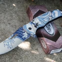 Couteau Tatouage Yakusa Semi Automatique Lame Décor Vague Acier Inox Manche ABS Linerlock Clip