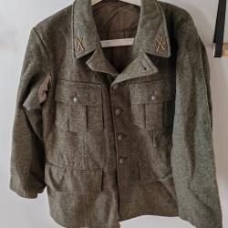 VESTE ARMÉE SUEDOISE AVEC INSIGNES, DATÉE 1945
