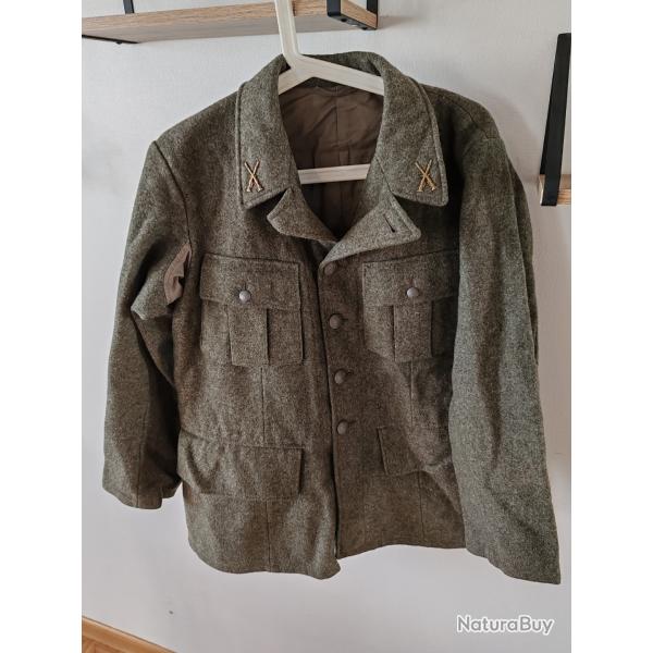 VESTE ARME SUEDOISE AVEC INSIGNES, DATE 1945