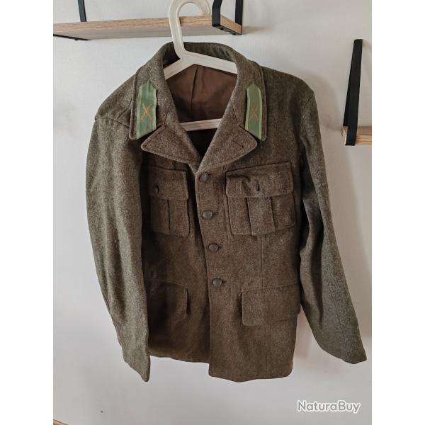 VESTE ARME SUEDOISE AVEC INSIGNES, DATE 1952