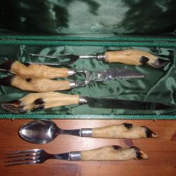 Service a decouper et  couverts a salade  manches pattes de chevreuil